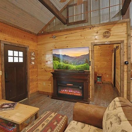 Rustic Modern Cabin With Hot Tub Near Rafting And Great Smokey Mountains Bryson City Exterior photo