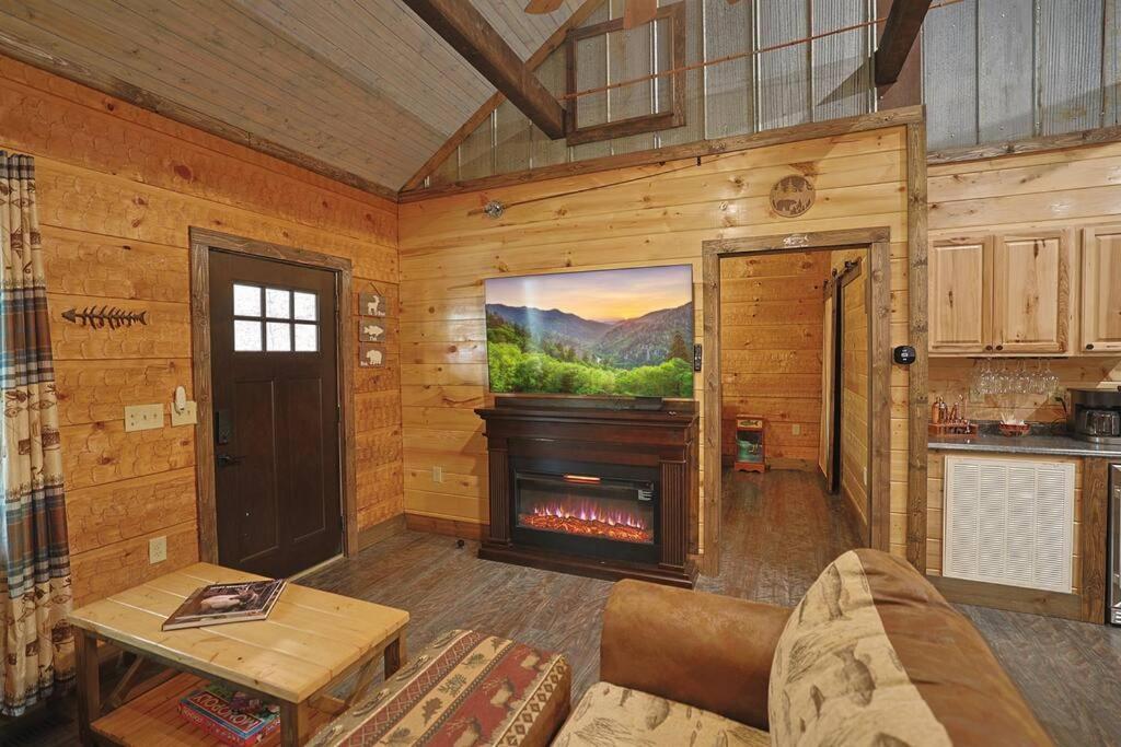 Rustic Modern Cabin With Hot Tub Near Rafting And Great Smokey Mountains Bryson City Exterior photo