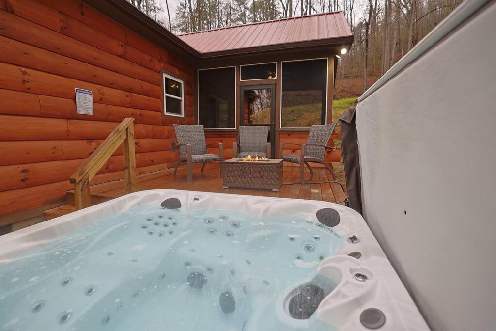 Rustic Modern Cabin With Hot Tub Near Rafting And Great Smokey Mountains Bryson City Exterior photo