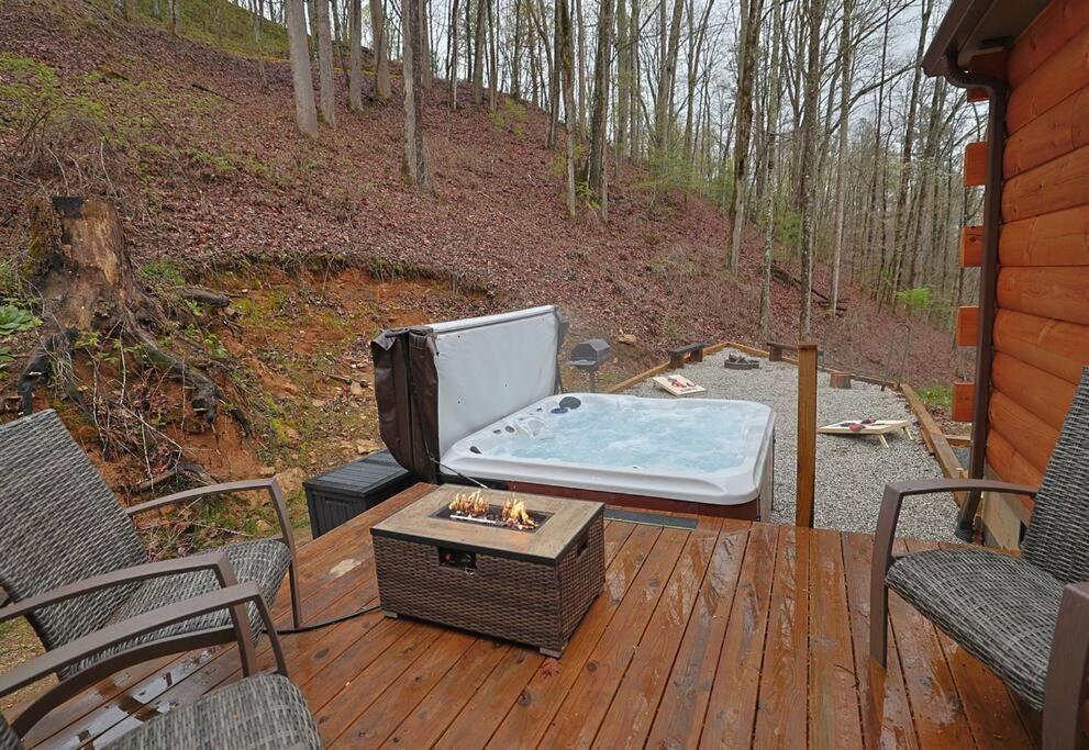 Rustic Modern Cabin With Hot Tub Near Rafting And Great Smokey Mountains Bryson City Exterior photo