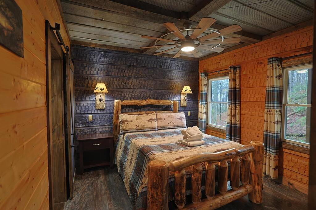 Rustic Modern Cabin With Hot Tub Near Rafting And Great Smokey Mountains Bryson City Exterior photo