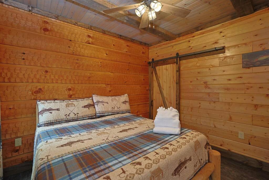 Rustic Modern Cabin With Hot Tub Near Rafting And Great Smokey Mountains Bryson City Exterior photo