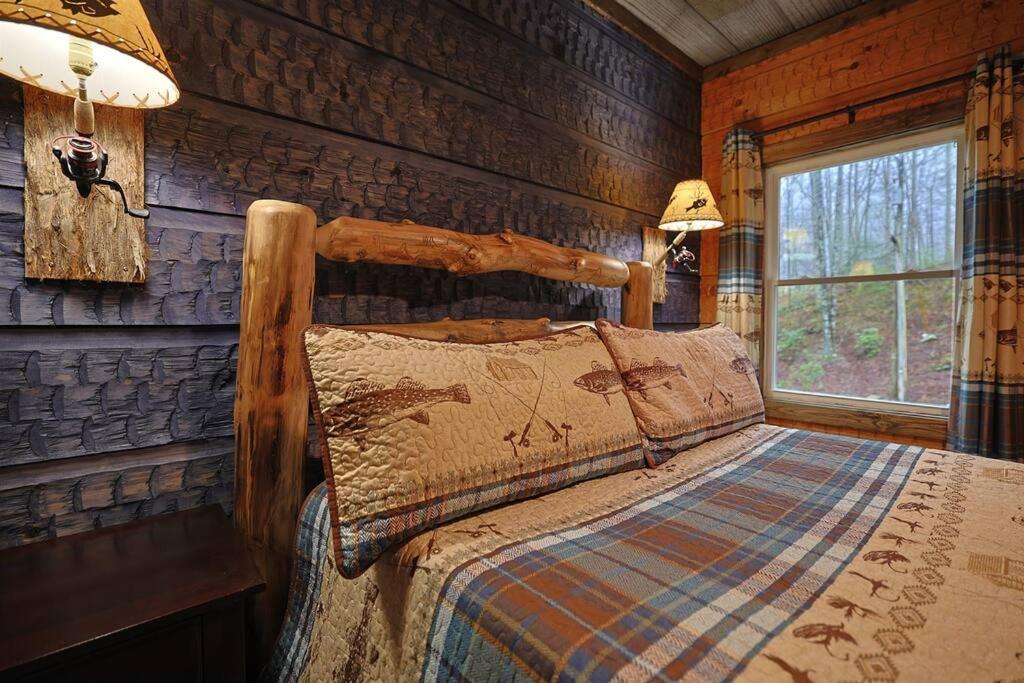 Rustic Modern Cabin With Hot Tub Near Rafting And Great Smokey Mountains Bryson City Exterior photo