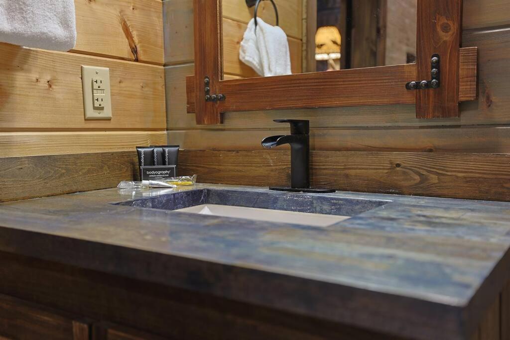 Rustic Modern Cabin With Hot Tub Near Rafting And Great Smokey Mountains Bryson City Exterior photo