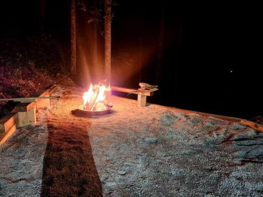 Rustic Modern Cabin With Hot Tub Near Rafting And Great Smokey Mountains Bryson City Exterior photo