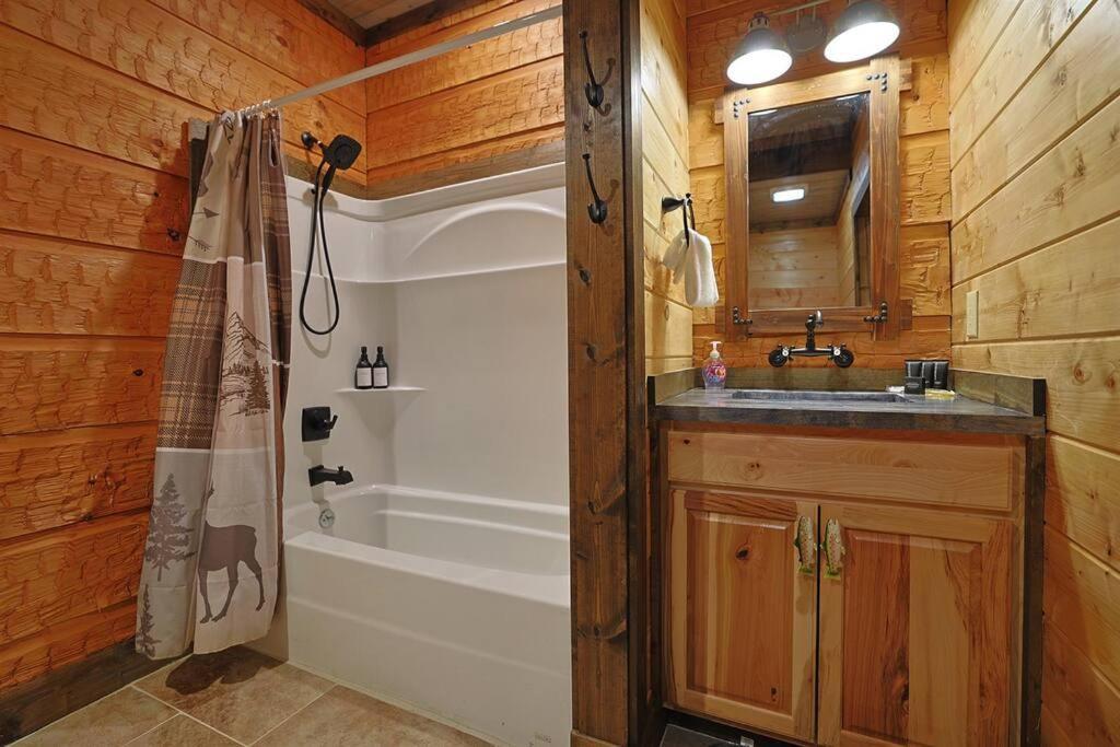 Rustic Modern Cabin With Hot Tub Near Rafting And Great Smokey Mountains Bryson City Exterior photo