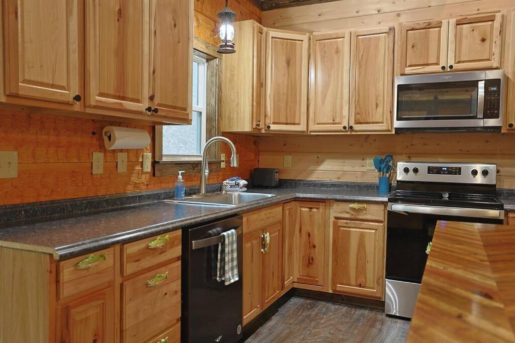 Rustic Modern Cabin With Hot Tub Near Rafting And Great Smokey Mountains Bryson City Exterior photo